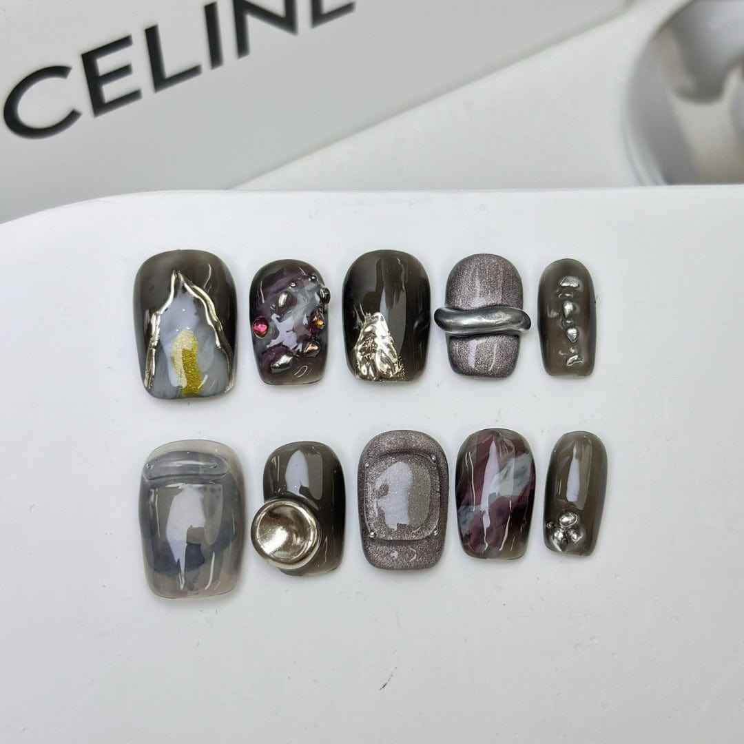 golden clasp - elegant short oval black handmade press on nails